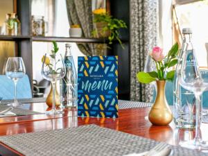 Johannesburg的住宿－貝德福美居酒店，一张桌子,上面放着酒杯和一盒妈妈