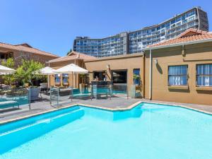 Johannesburg的住宿－貝德福美居酒店，大楼前的游泳池