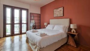 1 dormitorio con 1 cama grande y paredes rojas en Italianway - Luigi Savoia 24, en Milán