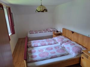duas camas num pequeno quarto com em Ferienhaus Sapplerhof em Millstatt