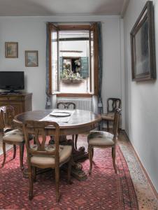 a dining room with a table and chairs and a window at Corte Stupenda in Venice