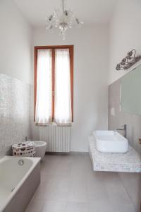 een witte badkamer met een bad en een wastafel bij Corte Stupenda in Venetië