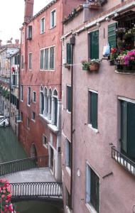 een uitzicht op een kanaal met gebouwen en een brug bij Corte Stupenda in Venetië