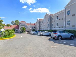 a parking lot with cars parked in front of a building at Mercure Johannesburg Randburg in Johannesburg