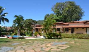 a house with a yard with a stone patio at pousada dos sonhos in Pirenópolis