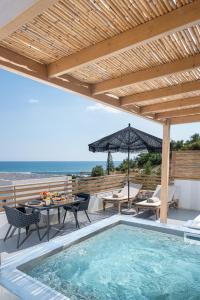 Басейн в Mnḗmē Suites & Villas або поблизу