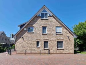 a large brick house with a gambrel roof at Möwenkieker in Greetsiel