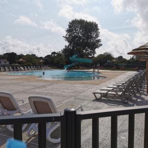 una piscina con sillas y un tobogán en Parc étang de besse, en Saint-Hilaire-de-Riez