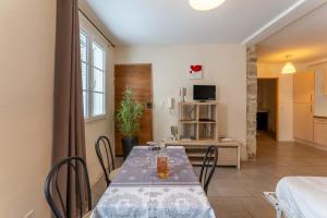 une salle à manger avec une table et des chaises dans l'établissement Studio tout confort au Ventoux, à Malaucène 11 autres photos