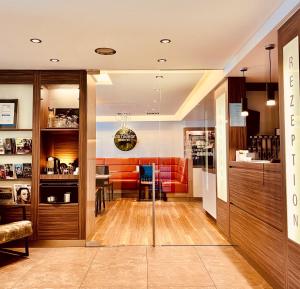 een lobby met een rode bank en een tafel bij Hotel Martinihof in Münster