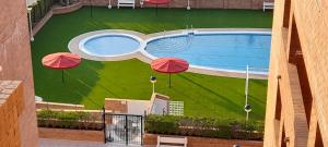 Bazén v ubytovaní Apartamento MAGIC WORLD nueva Marina D`or 2 dormitorios Edificio Torremar alebo v jeho blízkosti