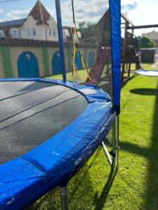 ein blauer Spielplatz mit einer Rutsche im Gras in der Unterkunft Spa & Wellness Hotel Orchidea in Veľký Meder