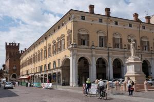 un groupe de personnes faisant du vélo devant un bâtiment dans l'établissement Le Stanze Del Savonarola, à Ferrare