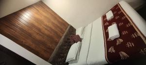 Cette chambre comprend un lit et une porte en bois. dans l'établissement Hotel Fortune, à Mumbai