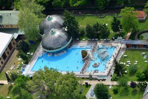 an overhead view of a large swimming pool in a park at Bagoly Apartman in Eger