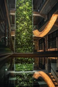 MONTOWNIA Lofts & Experience内部或周边的泳池