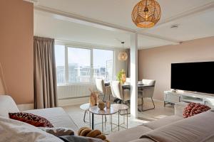 ein Wohnzimmer mit einem Sofa und einem Tisch in der Unterkunft Enschede81 in Enschede