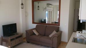 Televízia a/alebo spoločenská miestnosť v ubytovaní Apartamento Pueblo Marinero Puerto Sherry