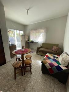 uma sala de estar com um sofá e uma mesa em Casa na canastra DUDU em São Roque de Minas