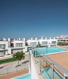 - une vue depuis le balcon d'un immeuble avec piscine dans l'établissement Apartamento Vista Mar - Arte Nova Fuseta, à Fuzeta