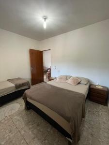 1 Schlafzimmer mit 2 Betten in einem Zimmer in der Unterkunft Casa na canastra DUDU in São Roque de Minas
