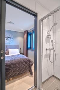 a bedroom with a bed and a glass shower door at Lyngen Experience Lodge in Nord-Lenangen