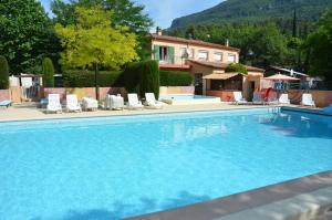 Bazén v ubytování Camping Hotel Les Rives du Loup nebo v jeho okolí