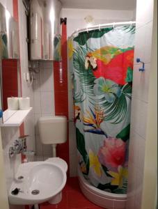 ein Bad mit einer Dusche, einem WC und einem Waschbecken in der Unterkunft Apartment Anita 1 in Rijeka