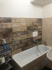 un baño con bañera y lavabo en Nette Wohnung in der Altstadt 2, en Cheb