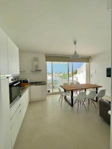 TS Residence في غالّيبولي: مطبخ وغرفة طعام مع طاولة وكراسي