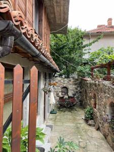 un patio exterior de una casa con chimenea en Sozopol Old Town - Studio 1, en Sozopol
