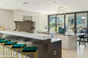 Η κουζίνα ή μικρή κουζίνα στο Five Points 1BR w WD Gym Roof Lounge nr RiNo DEN-77
