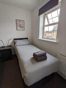 سرير أو أسرّة في غرفة في Self contained town house in Mexborough