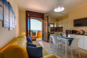 ein Wohnzimmer mit einem Sofa und einem Tisch in der Unterkunft Uno sguardo sul mare - Apartment - in Quartu SantʼElena