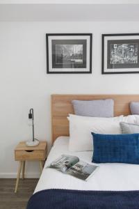 ein Schlafzimmer mit einem Bett und einer Zeitschrift darauf in der Unterkunft Beautiful 2BR APT with Balcony Pool and Gym in Melbourne