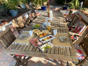 una mesa de madera con platos de comida. en La Vie Est Belle En Provence, en Tourves