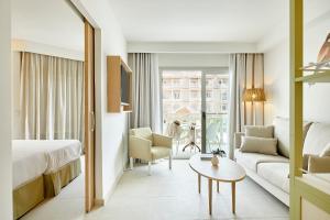 Łóżko lub łóżka w pokoju w obiekcie Iberostar Selection Albufera Park All Inclusive