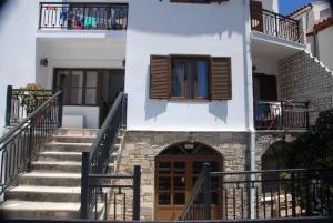 um edifício com escadas, uma janela e uma porta em Samos - Kokkari - Eirini's Studios em Kokkari