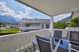 d'un balcon avec une table, des chaises et des montagnes. dans l'établissement BergIdylle 2, à Garmisch-Partenkirchen