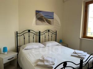 ポルト・チェザーレオにあるVilletta il Velieroのベッドルーム1室(黒枠の大型ベッド1台付)