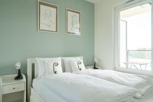 Un pat sau paturi într-o cameră la RentPlanet - Apartamenty Zajezdnia