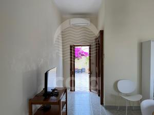 ポルト・チェザーレオにあるVilletta il Velieroの廊下、テレビ、ドアが備わる客室です。
