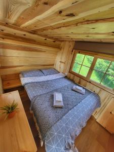 Un pat sau paturi într-o cameră la Unique wooden holiday house in nature