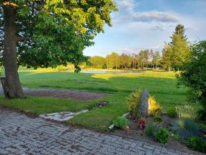 ein Park mit einem Baum und einem Grasfeld in der Unterkunft Ferienhaus Arnhof in Heidenreichstein