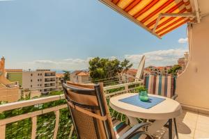 einen Balkon mit einem Tisch und Stühlen sowie Aussicht in der Unterkunft Apartments Daniela in Makarska