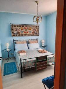 トッレ・グランデにあるAppartamento Azzurroのベッドルーム1室(青い壁のベッド1台付)