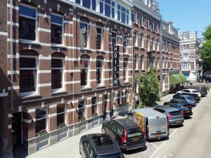 une rangée de voitures garées devant un bâtiment dans l'établissement Hotel Nicolaas Witsen, à Amsterdam