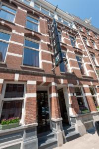 a building with a street sign in front of it at Hotel Nicolaas Witsen in Amsterdam