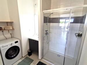 ein Badezimmer mit Dusche und Waschmaschine in der Unterkunft La Terrasse du SloI - Proche plage in Notre-Dame-de-Monts + 5 Fotos