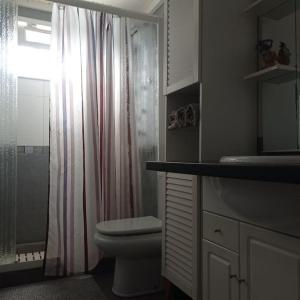 Un baño con inodoro, lavabo y ducha. en Sol y terraza, en Playa Honda